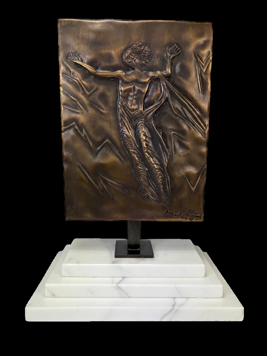 La Resurrezione, Pericle Fazzini — Lo scultore del vento — La Resurrezione da tavolo, bonded bronze su base di marmo di Carrara «Statuario»: la stessa tensione materica del grande bronzo vaticano.